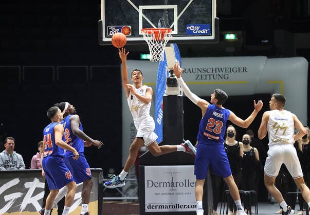 Nicholas Tischler (Basketball Loewen Braunschweig) beim Korbwurf