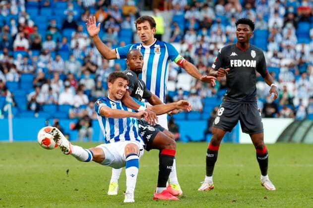 Real Sociedad s wingers Mikel Oyarzabal (2-R) and Portu (L) in action with Monaco s defender Djibril Sidibe (2-L) during the UEFA Europa League group B soccer match between Real Sociedad and AS Monaco at Reale Arena stadium in San Sebastian, Basque Country, Spain, 30 September 2021. Real Sociedad - AS Monaco !ACHTUNG: NUR REDAKTIONELLE NUTZUNG!  Copyright: xJavierxEtxezarretax GRAF2390 20210930-308f6a31be675c758394b8bb6080f329a6f17698