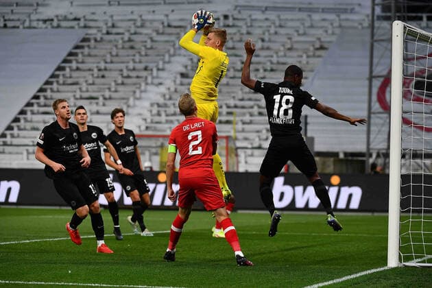 30.09.2021, xjhx, Fussball UEFA Europa League, Royal Antwerpen - Eintracht Frankfurt emspor, v.l. Martin Hinteregger (Eintracht Frankfurt) zautz Rafael Borre, Rafael Santos Borre Maury (Eintracht Frankfurt) Sam Lammers (Eintracht Frankfurt) Richie de Laet (Royal Antwerpen) Jean Butez (Royal Antwerpen) Almamy Toure (Eintracht Frankfurt) (DFL DFB REGULATIONS PROHIBIT ANY USE OF PHOTOGRAPHS as IMAGE SEQUENCES and or QUASI-VIDEO) Antwerpen