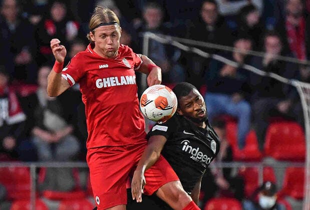 30.09.2021, xjhx, Fussball UEFA Europa League, Royal Antwerpen - Eintracht Frankfurt emspor, v.l. Viktor Fischer (Royal Antwerpen) Almamy Toure (Eintracht Frankfurt) Zweikampf, Aktion, action, battle for the ball (DFL DFB REGULATIONS PROHIBIT ANY USE OF PHOTOGRAPHS as IMAGE SEQUENCES and or QUASI-VIDEO) Antwerpen