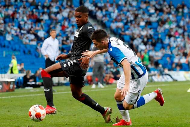 Real Sociedad s defender Igor Zubeldia (R) in action against Monaco s striker Myron Boadu (L) during the UEFA Europa League group B soccer match between Real Sociedad and AS Monaco at Reale Arena stadium in San Sebastian, Basque Country, Spain, 30 September 2021. Real Sociedad - AS Monaco !ACHTUNG: NUR REDAKTIONELLE NUTZUNG!  Copyright: xJavierxEtxezarretax GRAF2408 20210930-b17b811e1f0641f1f74a85a9b5b5e0ca9d086601