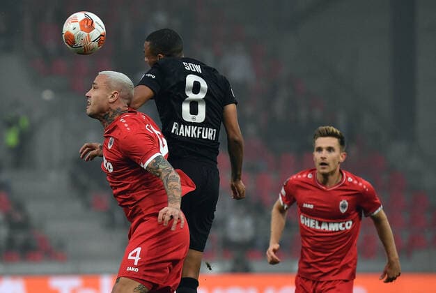 30.09.2021, xjhx, Fussball UEFA Europa League, Royal Antwerpen - Eintracht Frankfurt emspor, v.l. Radja Nainggolan (Royal Antwerpen) Djibril Sow (Eintracht Frankfurt) (DFL DFB REGULATIONS PROHIBIT ANY USE OF PHOTOGRAPHS as IMAGE SEQUENCES and or QUASI-VIDEO) Antwerpen