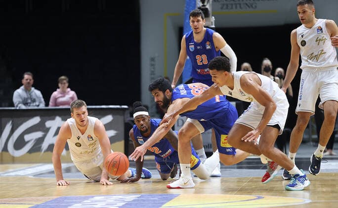 v.l. Martin Peterka (Basketball Loewen Braunschweig), Chris Coffey (Syntainics MBC Team), Behnam Yakhchali (Syntainics MBC Team), Nicholas Tischler (Basketball Loewen Braunschweig), Kampf um den Ball