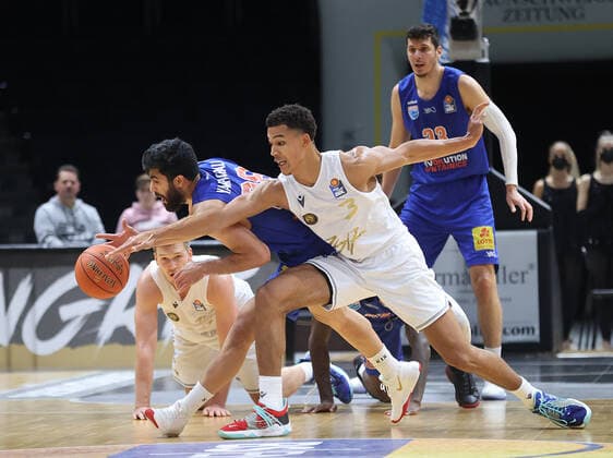 Martin Peterka (Basketball Loewen Braunschweig), Behnam Yakhchali (Syntainics MBC Team), Nicholas Tischler (Basketball Loewen Braunschweig), Kampf um den Ball