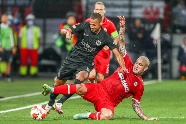 Djibril Sow (Eintracht Frankfurt, 08) am Ball, in Aktion, BEL, Royal Antwerp Antwerpen FC vs. Eintracht Frankfurt, UEFA Europa League - Gruppe D, Gruppenphase, Spielzeit 2021 2022, 30.09.2021, , DFB DFL regulations prohibit any use of photographs as image sequences and or quasi-video., BEL, Royal Antwerp Antwerpen FC vs. Eintracht Frankfurt, UEFA Europa League - Gruppe D, Gruppenphase, Spielzeit 2021 2022, 30.09.2021 Antwerpen Copyright: xEibner-Pressefoto GabrielxBoiax EP_GBA