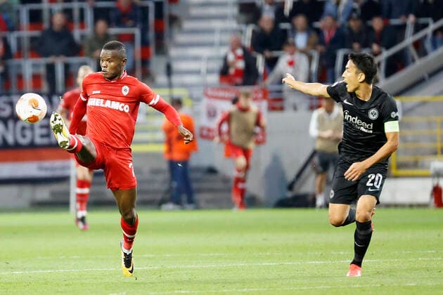 30.09.2021, Fussball, Europa League, 2021 - 2022, Royal Antwerpen - Eintracht Frankfurt, BEL, Antwerpen, Bosuilstadion Bild: v. li. Ally Samatta (Royal Antwerpen FC) und Makoto Hasebe (Eintracht Frankfurt) Copyright: HMBxMedia xHeikoxBecker