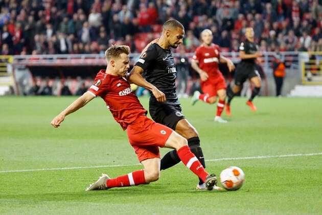 30.09.2021, Fussball, Europa League, 2021 - 2022, Royal Antwerpen - Eintracht Frankfurt, BEL, Antwerpen, Bosuilstadion Bild: v. li. Johannes Eggestein (Royal Antwerpen FC) und Djibril Sow (Eintracht Frankfurt) Copyright: HMBxMedia xHeikoxBecker