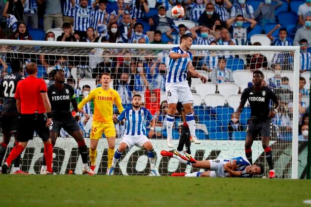 Real Sociedad s midfielder Ander Guevara (C) heads the ball during the UEFA Europa League group B soccer match between Real Sociedad and AS Monaco at Reale Arena stadium in San Sebastian, Basque Country, Spain, 30 September 2021. Real Sociedad - AS Monaco !ACHTUNG: NUR REDAKTIONELLE NUTZUNG!  Copyright: xJavierxEtxezarretax GRAF2426 20210930-ff5a2aae7fe49bd16204867c7b9b12a9c3c58b9a