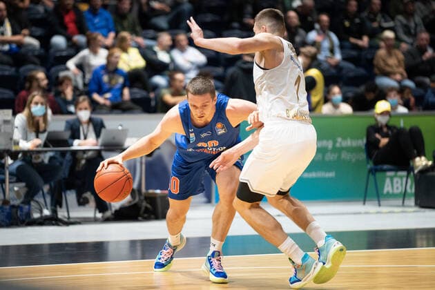 Jakub Garbacz (Nr. 30 Syntainics MBC) gegen David Kraemer (Nr. 1 Basketball Loewen Braunschweig) Basketball Loewen Braunschweig - Syntainics MBC Basketball Loewen Braunschweig - Syntainics MBC, Basketball, BBL, Saison 2020 2021, 30.09.2021 Braunschweig Copyright: xEibner-Pressefoto DanielxReineltx EP_DRT