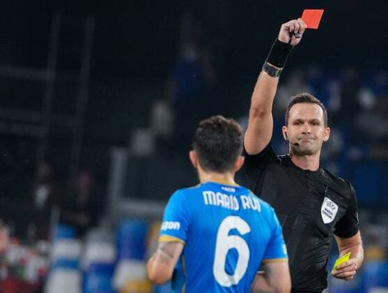 Sport Bilder des Tages 6663017 30.09.2021 Main referee Ivan Kruglyak shows a red card to Napoli s Mario Rui during the Europa League soccer match between Napoli and Spartak Moscow, at Diego Armando Maradona stadium, in Naples, Italy. Alexander Vilf Sputnik Italy Soccer Europa League Napoli - Spartak  bcbb891fa25568eb