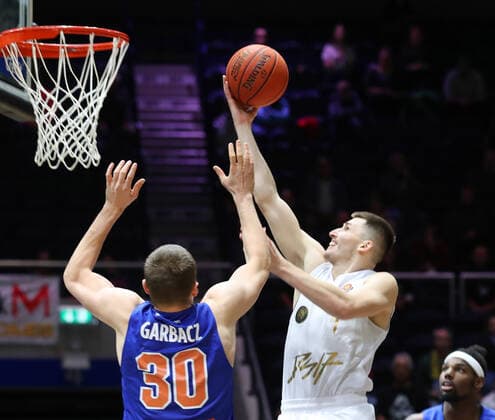 Löwen Braunschweig vs. MBC, BBL Braunschweig, 30.09.2021, BASKETBALL - easyCredit BBL Basketball Bundesliga, Löwen Braunschweig vs. SYNTAINICS MBC, Saison 2021 22. Jakub Grabacz (MBC), David Krämer (Löwen Braunschweig) Braunschweig