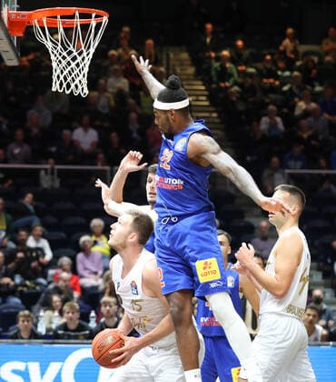 Löwen Braunschweig vs. MBC, BBL Braunschweig, 30.09.2021, BASKETBALL - easyCredit BBL Basketball Bundesliga, Löwen Braunschweig vs. SYNTAINICS MBC, Saison 2021 22. Martin Peterka (Löwen Braunschweig), Chris Coffey (MBC) Braunschweig
