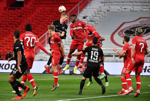 30.09.2021, xjhx, Fussball UEFA Europa League, Royal Antwerpen - Eintracht Frankfurt emspor, v.l. Martin Hinteregger (Eintracht Frankfurt) zautz (DFL DFB REGULATIONS PROHIBIT ANY USE OF PHOTOGRAPHS as IMAGE SEQUENCES and or QUASI-VIDEO) Antwerpen