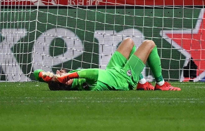 30.09.2021, xjhx, Fussball UEFA Europa League, Royal Antwerpen - Eintracht Frankfurt emspor, v.l. Kevin Trapp (Eintracht Frankfurt) wird von einem Böller der Fans Zuschauer Ultras Antwerpen getroffen und liegt am Boden (DFL DFB REGULATIONS PROHIBIT ANY USE OF PHOTOGRAPHS as IMAGE SEQUENCES and or QUASI-VIDEO) Antwerpen