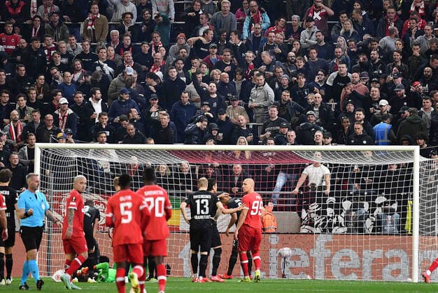 30.09.2021, xjhx, Fussball UEFA Europa League, Royal Antwerpen - Eintracht Frankfurt emspor, v.l. Kevin Trapp (Eintracht Frankfurt) wird von einem Böller der Fans Zuschauer Ultras Antwerpen getroffen und liegt am Boden (DFL DFB REGULATIONS PROHIBIT ANY USE OF PHOTOGRAPHS as IMAGE SEQUENCES and or QUASI-VIDEO) Antwerpen