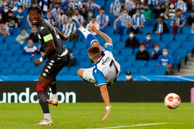 Real Sociedad s winger Cristian Portu (R) in action against Monaco s defender Axel Disasi (L) during the UEFA Europa League group B soccer match between Real Sociedad and AS Monaco at Reale Arena stadium in San Sebastian, Basque Country, Spain, 30 September 2021. Real Sociedad - AS Monaco !ACHTUNG: NUR REDAKTIONELLE NUTZUNG!  Copyright: xJavierxEtxezarretax GRAF2450 20210930-85d481c7a85892f74075e6a47d16203c43d4945a