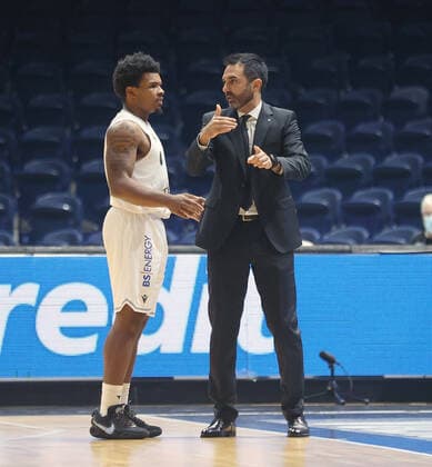 Tookie Brown (Basketball Loewen Braunschweig), Headcoach Jesus Ramirez (Basketball Loewen Braunschweig)