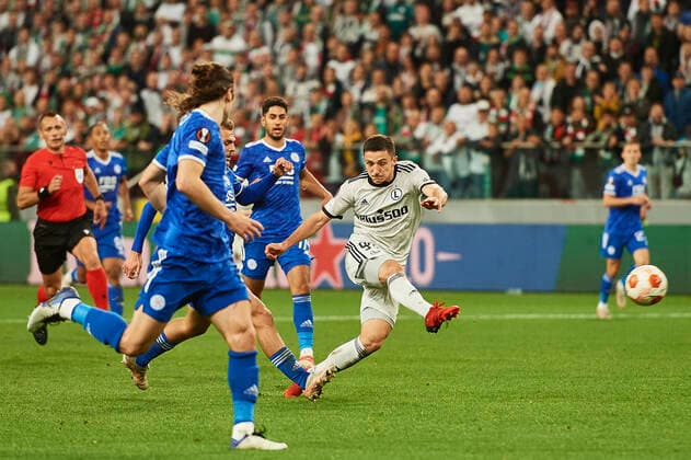 30.09.2021 WARSZAWA, PILKA NOZNA (FOOTBALL) UEFA LIGA EUROPY (UEFA EUROPA LEAGUE) FAZA GRUPOWA MECZ LEGIA WARSZAWA - LEICESTER CITY FC NZ. BARTOSZ SLISZ, CAGLAR SOYUNCU FOTO RADOSLAW JOZWIAK CYFRASPORT NEWSPIX.PL --- Newspix.pl  RJ2_8059