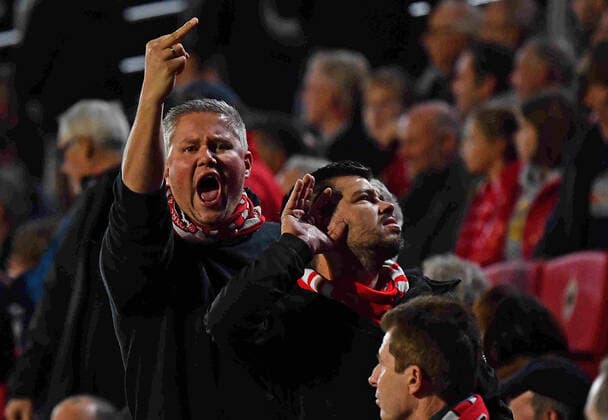 30.09.2021, xjhx, Fussball UEFA Europa League, Royal Antwerpen - Eintracht Frankfurt emspor, v.l. Fans Zuschauer von Antwerpen Ultras zeigen den Mittelfinger (DFL DFB REGULATIONS PROHIBIT ANY USE OF PHOTOGRAPHS as IMAGE SEQUENCES and or QUASI-VIDEO) Antwerpen