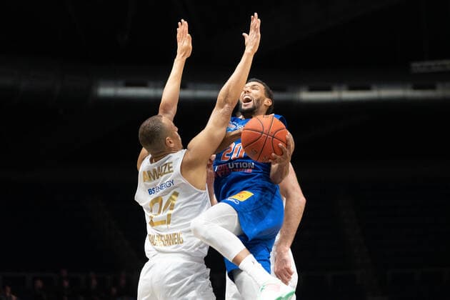 Jamel Morris (Nr. 20 Syntainics MBC) gegen Robin Amaize (Nr. 21 Basketball Loewen Braunschweig) Basketball Loewen Braunschweig - Syntainics MBC Basketball Loewen Braunschweig - Syntainics MBC, Basketball, BBL, Saison 2020 2021, 30.09.2021 Braunschweig Copyright: xEibner-Pressefoto DanielxReineltx EP_DRT