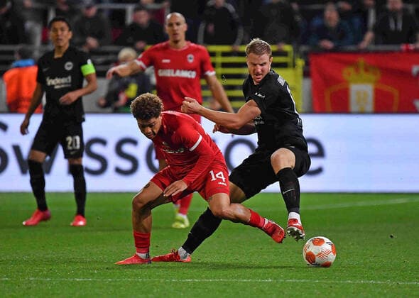 30.09.2021, xjhx, Fussball UEFA Europa League, Royal Antwerpen - Eintracht Frankfurt emspor, v.l. Martin Hinteregger (Eintracht Frankfurt) zautz Benson (Royal Antwerpen) Zweikampf, Aktion, action, battle for the ball (DFL DFB REGULATIONS PROHIBIT ANY USE OF PHOTOGRAPHS as IMAGE SEQUENCES and or QUASI-VIDEO) Antwerpen