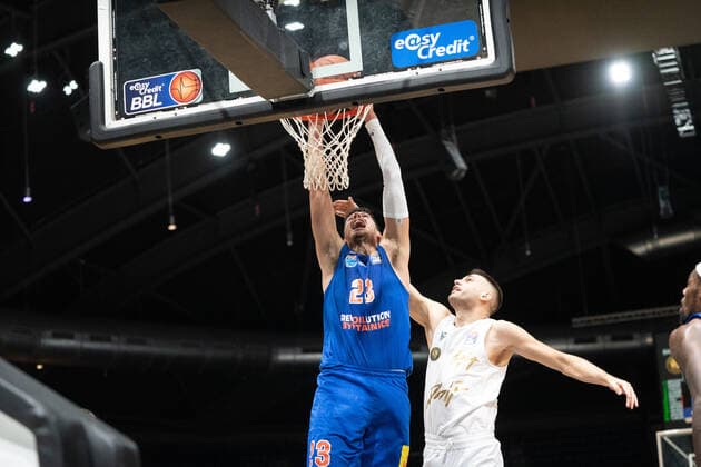 Goran Huskic (Nr. 23 Syntainics MBC) gegen Benedikt Turudic (Nr. 44 Basketball Loewen Braunschweig) Basketball Loewen Braunschweig - Syntainics MBC Basketball Loewen Braunschweig - Syntainics MBC, Basketball, BBL, Saison 2020 2021, 30.09.2021 Braunschweig Copyright: xEibner-Pressefoto DanielxReineltx EP_DRT