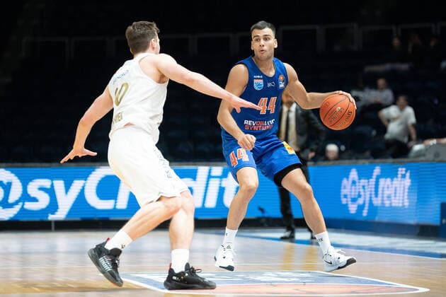 Nikola Rebic (Nr. 44 Syntainics MBC) gegen Sanada Fru (Nr. 10 Basketball Loewen Braunschweig) Basketball Loewen Braunschweig - Syntainics MBC Basketball Loewen Braunschweig - Syntainics MBC, Basketball, BBL, Saison 2020 2021, 30.09.2021 Braunschweig Copyright: xEibner-Pressefoto DanielxReineltx EP_DRT