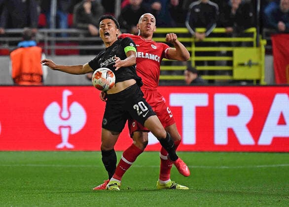 30.09.2021, xjhx, Fussball UEFA Europa League, Royal Antwerpen - Eintracht Frankfurt emspor, v.l. Makoto Hasebe (Eintracht Frankfurt) Michael Frey (Royal Antwerpen) Zweikampf, Aktion, action, battle for the ball (DFL DFB REGULATIONS PROHIBIT ANY USE OF PHOTOGRAPHS as IMAGE SEQUENCES and or QUASI-VIDEO) Antwerpen