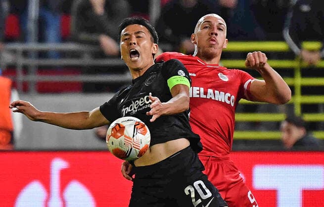 30.09.2021, xjhx, Fussball UEFA Europa League, Royal Antwerpen - Eintracht Frankfurt emspor, v.l. Makoto Hasebe (Eintracht Frankfurt) Michael Frey (Royal Antwerpen) Zweikampf, Aktion, action, battle for the ball (DFL DFB REGULATIONS PROHIBIT ANY USE OF PHOTOGRAPHS as IMAGE SEQUENCES and or QUASI-VIDEO) Antwerpen