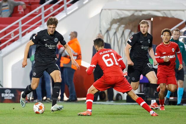 30.09.2021, Fussball, Europa League, 2021 - 2022, Royal Antwerpen - Eintracht Frankfurt, BEL, Antwerpen, Bosuilstadion Bild: v. li. Sam Lammers (Eintracht Frankfurt) und Dinis Almeida (Royal Antwerpen FC) Copyright: HMBxMedia xHeikoxBecker