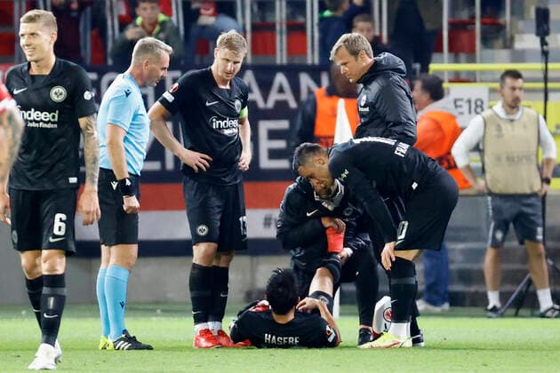 30.09.2021, Fussball, Europa League, 2021 - 2022, Royal Antwerpen - Eintracht Frankfurt, BEL, Antwerpen, Bosuilstadion Bild: v. li. Makoto Hasebe (Eintracht Frankfurt), verletzt Copyright: HMBxMedia xHeikoxBecker