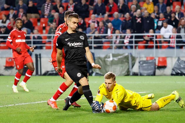 30.09.2021, Fussball, Europa League, 2021 - 2022, Royal Antwerpen - Eintracht Frankfurt, BEL, Antwerpen, Bosuilstadion Bild: v. li. Rafael Borre (Eintracht Frankfurt) und Torwart Jean Butez (Royal Antwerpen FC) Copyright: HMBxMedia xHeikoxBecker
