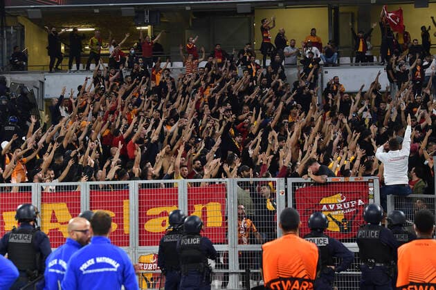 Chaude ambiance entre supporters turcs et marseillais FOOTBALL : OM vs Galatasaray - 30 09 2021 Mao Panoramic 