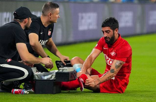 6663074 30.09.2021 Medics help injured Spartak s Samuel Gigot during the Europa League soccer match between Napoli and Spartak Moscow, at Diego Armando Maradona stadium, in Naples, Italy. Alexander Vilf Sputnik Italy Soccer Europa League Napoli - Spartak  ccbd79551a546792