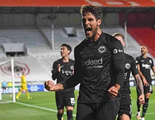 30.09.2021, xjhx, Fussball UEFA Europa League, Royal Antwerpen - Eintracht Frankfurt emspor, v.l. Torjubel nach dem Tor zum celebrating the goal celebrate 0:1 durch Goncalo Paciencia (Eintracht Frankfurt) (DFL DFB REGULATIONS PROHIBIT ANY USE OF PHOTOGRAPHS as IMAGE SEQUENCES and or QUASI-VIDEO) Antwerpen