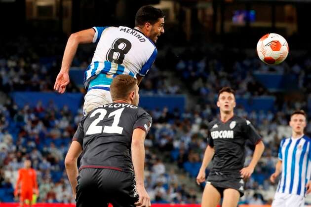 Real Sociedad s midfielder Mikel Merino heads the ball during the UEFA Europa League group B soccer match between Real Sociedad and AS Monaco at Reale Arena stadium in San Sebastian, Basque Country, Spain, 30 September 2021. Real Sociedad - AS Monaco !ACHTUNG: NUR REDAKTIONELLE NUTZUNG!  Copyright: xJavierxEtxezarretax GRAF2506 20210930-d3c600552d5977f0f32d54fa43d1ef627c21938f