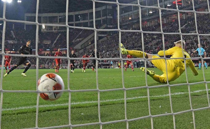 Sport Bilder des Tages 30.09.2021, xjhx, Fussball UEFA Europa League, Royal Antwerpen - Eintracht Frankfurt emspor, v.l. Goncalo Paciencia (Eintracht Frankfurt) erzielt das Tor zum scores the Goal 0:1 Jean Butez (Royal Antwerpen) (DFL DFB REGULATIONS PROHIBIT ANY USE OF PHOTOGRAPHS as IMAGE SEQUENCES and or QUASI-VIDEO) Antwerpen