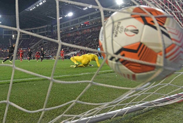 30.09.2021, xjhx, Fussball UEFA Europa League, Royal Antwerpen - Eintracht Frankfurt emspor, v.l. Goncalo Paciencia (Eintracht Frankfurt) erzielt das Tor zum scores the Goal 0:1 Jean Butez (Royal Antwerpen) (DFL DFB REGULATIONS PROHIBIT ANY USE OF PHOTOGRAPHS as IMAGE SEQUENCES and or QUASI-VIDEO) Antwerpen
