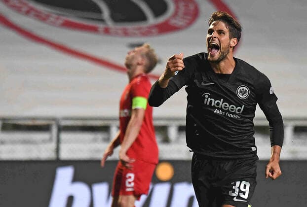 Sport Bilder des Tages 30.09.2021, xjhx, Fussball UEFA Europa League, Royal Antwerpen - Eintracht Frankfurt emspor, v.l. Torjubel nach dem Tor zum celebrating the goal celebrate 0:1 durch Goncalo Paciencia (Eintracht Frankfurt) (DFL DFB REGULATIONS PROHIBIT ANY USE OF PHOTOGRAPHS as IMAGE SEQUENCES and or QUASI-VIDEO) Antwerpen