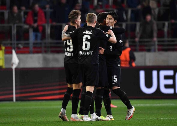 30.09.2021, xjhx, Fussball UEFA Europa League, Royal Antwerpen - Eintracht Frankfurt emspor, v.l. Torjubel nach dem Tor zum celebrating the goal celebrate 0:1 durch Goncalo Paciencia (Eintracht Frankfurt) (DFL DFB REGULATIONS PROHIBIT ANY USE OF PHOTOGRAPHS as IMAGE SEQUENCES and or QUASI-VIDEO) Antwerpen