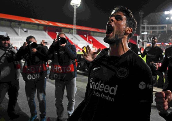 30.09.2021, xjhx, Fussball UEFA Europa League, Royal Antwerpen - Eintracht Frankfurt emspor, v.l. Torjubel nach dem Tor zum celebrating the goal celebrate 0:1 durch Goncalo Paciencia (Eintracht Frankfurt) (DFL DFB REGULATIONS PROHIBIT ANY USE OF PHOTOGRAPHS as IMAGE SEQUENCES and or QUASI-VIDEO) Antwerpen