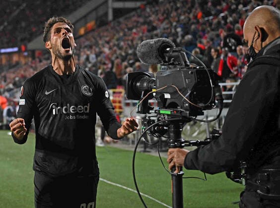 30.09.2021, xjhx, Fussball UEFA Europa League, Royal Antwerpen - Eintracht Frankfurt emspor, v.l. Torjubel nach dem Tor zum celebrating the goal celebrate 0:1 durch Goncalo Paciencia (Eintracht Frankfurt) (DFL DFB REGULATIONS PROHIBIT ANY USE OF PHOTOGRAPHS as IMAGE SEQUENCES and or QUASI-VIDEO) Antwerpen