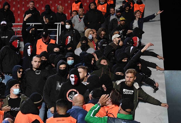 30.09.2021, xjhx, Fussball UEFA Europa League, Royal Antwerpen - Eintracht Frankfurt emspor, v.l. Ausschreitungen Randale Fans Zuschauer Ultras Hooligans Antwerpen (DFL DFB REGULATIONS PROHIBIT ANY USE OF PHOTOGRAPHS as IMAGE SEQUENCES and or QUASI-VIDEO) Antwerpen