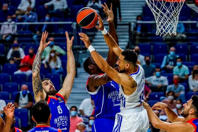 Real Madrid s guard Nigel Williams-Goss (R) in action against Anadolu s center Bryant Dusnton (C) during the Euroleague basketball game between Real Madrid and Anadolu EFES at WiZink Center in Madrid, Spain, 30 September 2021. Real Madrid - Anadolu EFES !ACHTUNG: NUR REDAKTIONELLE NUTZUNG!  Copyright: xJUANJOxMARTINx GRAF2536 20210930-b94d976adea295b0773df29ed171cc94e5165ffd