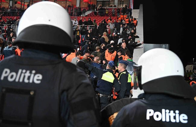 Sport Bilder des Tages 30.09.2021, xjhx, Fussball UEFA Europa League, Royal Antwerpen - Eintracht Frankfurt emspor, v.l. Ausschreitungen Randale Fans Zuschauer Ultras Hooligans Antwerpen (DFL DFB REGULATIONS PROHIBIT ANY USE OF PHOTOGRAPHS as IMAGE SEQUENCES and or QUASI-VIDEO) Antwerpen
