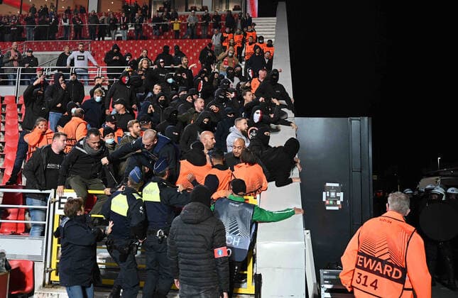 30.09.2021, xjhx, Fussball UEFA Europa League, Royal Antwerpen - Eintracht Frankfurt emspor, v.l. Ausschreitungen Randale Fans Zuschauer Ultras Hooligans Antwerpen (DFL DFB REGULATIONS PROHIBIT ANY USE OF PHOTOGRAPHS as IMAGE SEQUENCES and or QUASI-VIDEO) Antwerpen