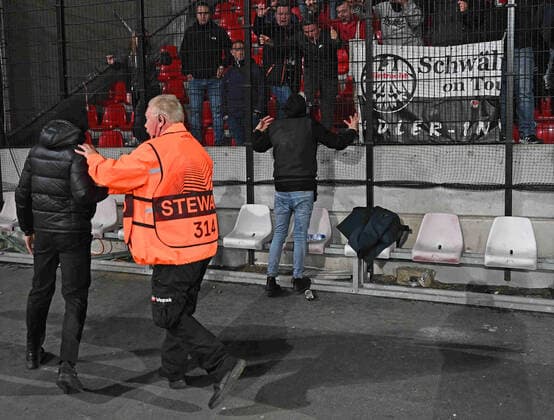 30.09.2021, xjhx, Fussball UEFA Europa League, Royal Antwerpen - Eintracht Frankfurt emspor, v.l. Ausschreitungen Randale Fans Zuschauer Ultras Hooligans Antwerpen (DFL DFB REGULATIONS PROHIBIT ANY USE OF PHOTOGRAPHS as IMAGE SEQUENCES and or QUASI-VIDEO) Antwerpen