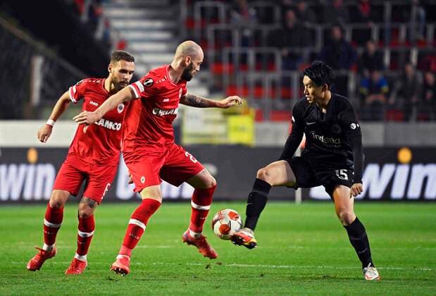 ANTWERPEN, BELGIUM - SEPTEMBER 30 : Dorian Dessoleil defender of Antwerp FC and Daichi Kamada of Frankfurt pictured during uefa europa league match between FC Antwerp and Eintracht Frankfurt on september 30, 2021 in Antwerpen, Belgium, 30 09 2021 ( FC Antwerp v Eintracht Frankfurt PhotoNews Panoramic 