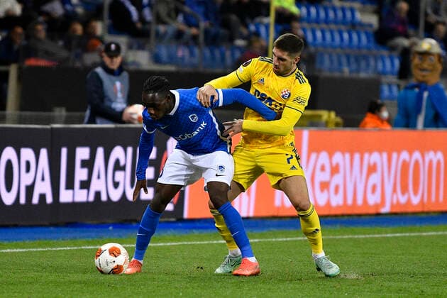 Genk s Joseph Paintsil and Dinamo s Luka Ivanusec fight for the ball during a soccer game between Belgian KRC Genk and Croatian GNK Dinamo Zagreb, Thursday 30 September 2021 in Genk, on day two (out of six) of the group stage of the UEFA Europa League, in Group H. JOHANxEYCKENS  x3104050x