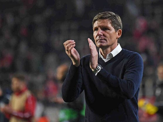 30.09.2021, xjhx, Fussball UEFA Europa League, Royal Antwerpen - Eintracht Frankfurt emspor, v.l. Jubel Freude über den Sieg Trainer Oliver Glasner (Eintracht Frankfurt) zautz bedankt sich bei den Fans (DFL DFB REGULATIONS PROHIBIT ANY USE OF PHOTOGRAPHS as IMAGE SEQUENCES and or QUASI-VIDEO) Antwerpen